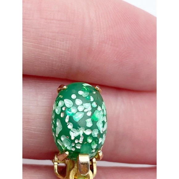 Vintage Green Confetti Glass Cabochon Rhinestone Clip Earrings Gold Tone Glows - Picture 9 of 10